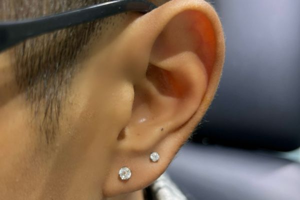 Tổng hợp hình ảnh xỏ Lobe cho các bạn nam tại TinyBox 6/2024