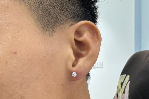Tổng hợp hình ảnh xỏ Lobe cho các bạn nam tại TinyBox 6/2024