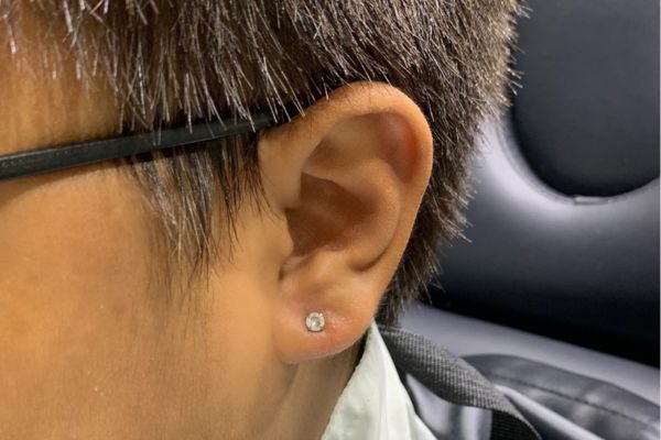 Tổng hợp hình ảnh xỏ Lobe cho các bạn nam tại TinyBox 6/2024