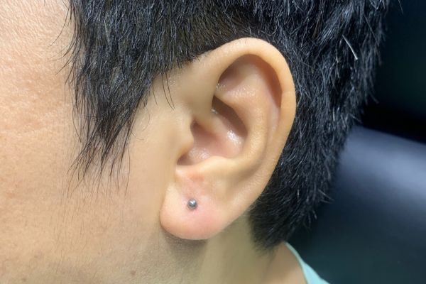 Tổng hợp hình ảnh xỏ Lobe cho các bạn nam tại TinyBox 6/2024