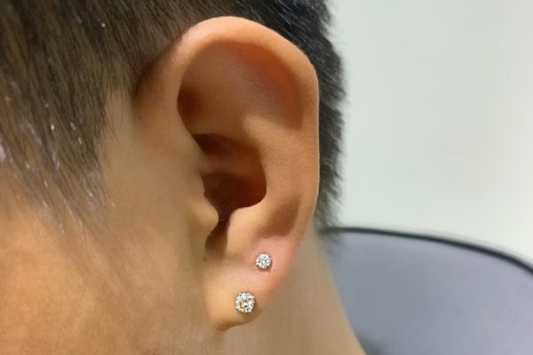 Tổng hợp hình ảnh xỏ Lobe cho các bạn nam tại TinyBox 6/2024
