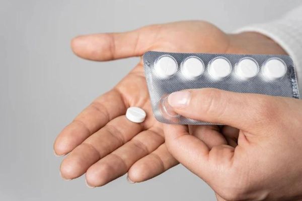 Uống thuốc giảm đau trước khi xỏ khuyên được không?