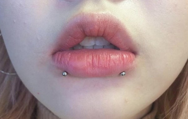 vị trí xỏ khuyên môi snake bites