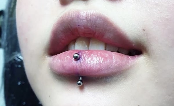 Vị trí xỏ khuyên môi Vertical Labret