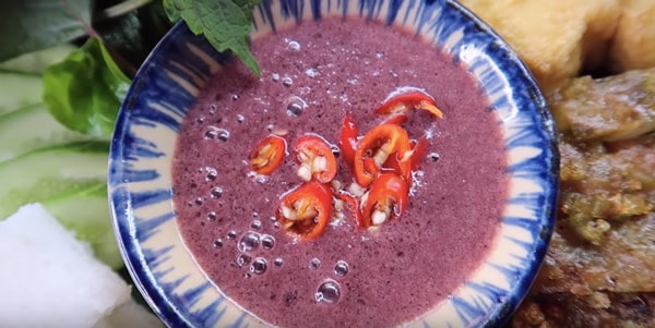 Xỏ khuyên ăn mắm tôm được không?