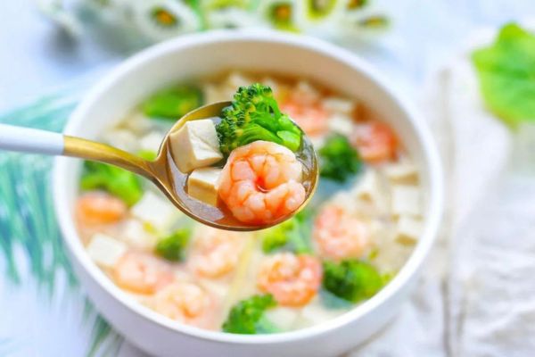 Xỏ khuyên ăn tôm được không?