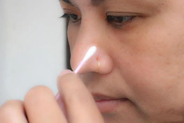 Xỏ khuyên cánh mũi makeup được không? 