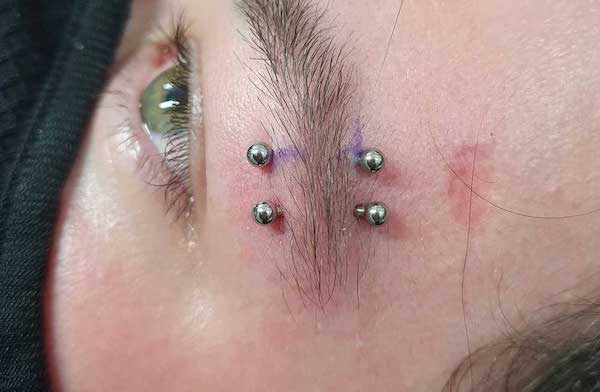 Làm gì để lỗ xỏ khuyên chân mày không bị đào thải?