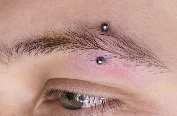 Làm gì để lỗ xỏ khuyên chân mày không bị đào thải?
