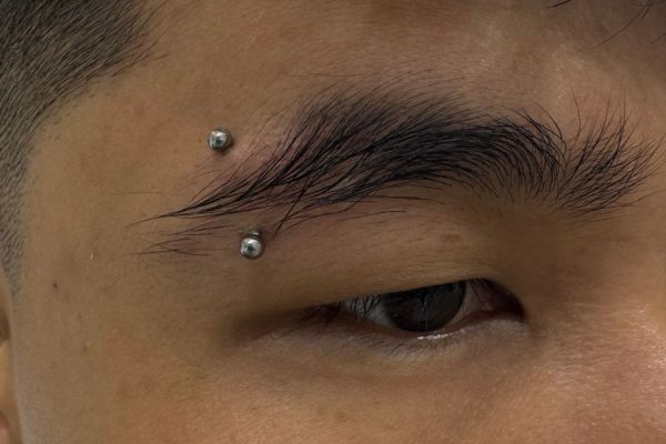 Xỏ khuyên chân mày bao nhiêu tiền?