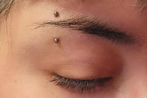Xỏ khuyên chân mày bao nhiêu tiền?