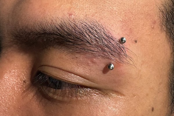 Ảnh xỏ khuyên chân mày cá tính, mới nhất 3/2024