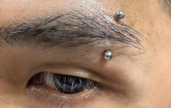Ảnh xỏ khuyên chân mày cá tính, mới nhất 3/2024