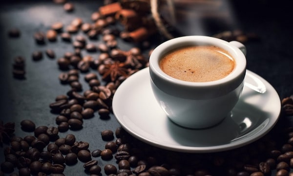 Xỏ khuyên có được uống cà phê không?