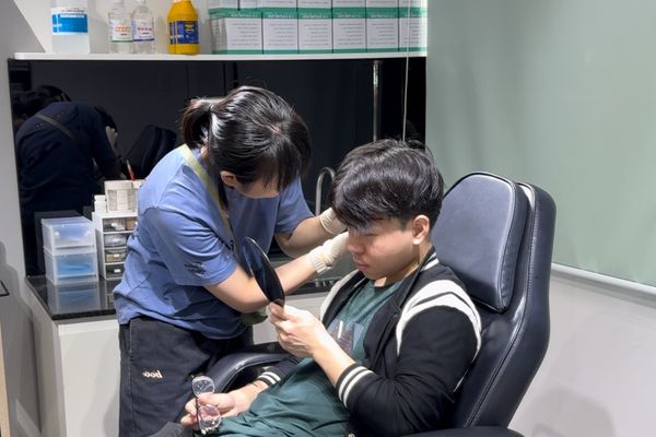 Xỏ khuyên đi máy bay được không