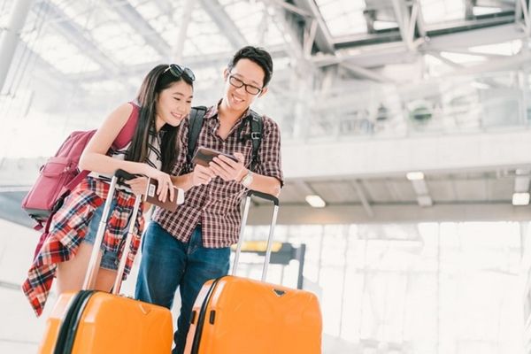Xỏ khuyên đi máy bay được không