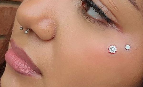 Xỏ khuyên dưới mắt