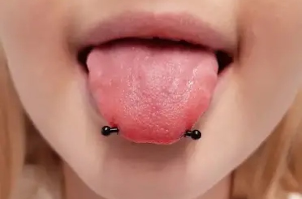 Xỏ khuyên lưỡi bị nói ngọng không? 