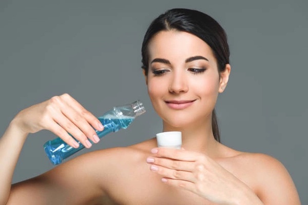 Xỏ khuyên lưỡi có dùng nước súc miệng được không