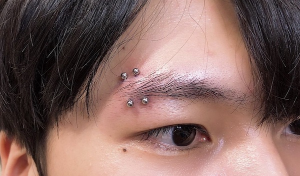 xỏ khuyên mắt nam