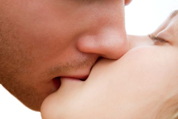 Xỏ khuyên môi có hôn được không?