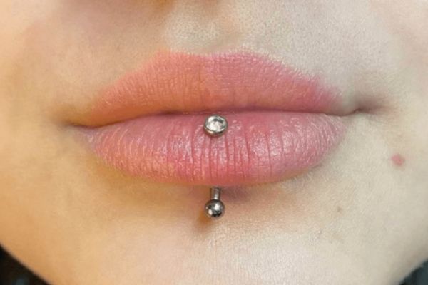 Xỏ khuyên môi có hôn được không?