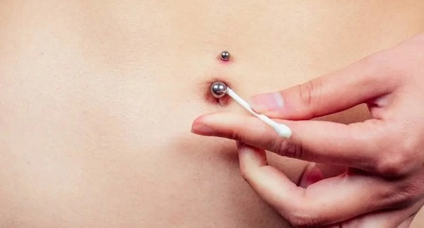 Xỏ khuyên rốn ảnh hưởng đến vết mổ nội soi trước đó không?