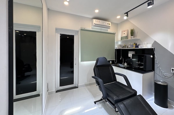  phòng xỏ khuyên tinybox