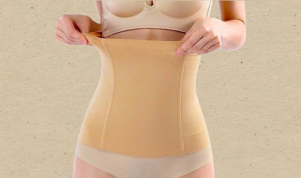 Xỏ khuyên rốn có được nịt bụng không?