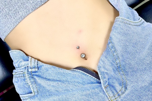 Xỏ khuyên rốn có được tắm không?