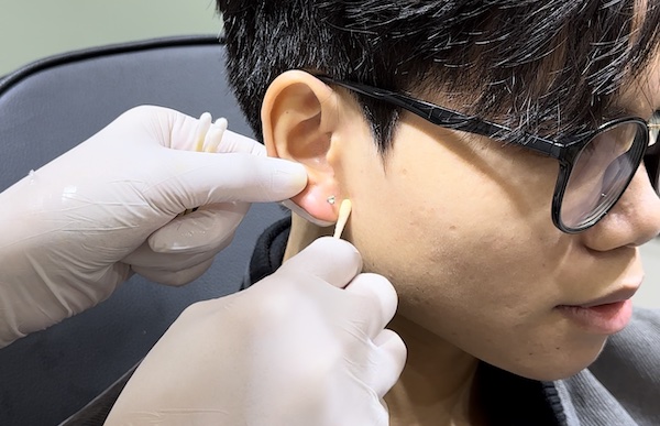 Xỏ khuyên tai bao lâu thay khuyên được