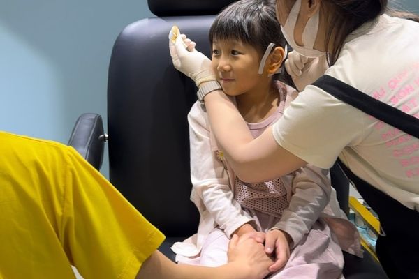 Xỏ khuyên tai cho bé ở TinyBox bảo hành như thế nào?