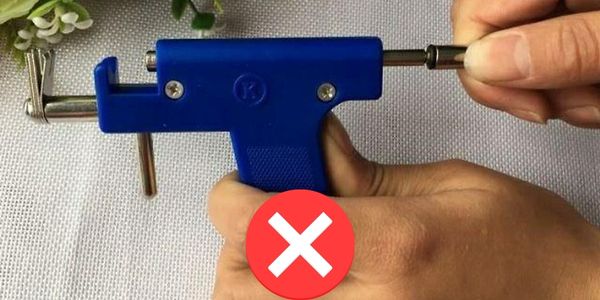 Xỏ khuyên tai cho bé  sơ sinh và 3 thứ mẹ cần chuẩn bị