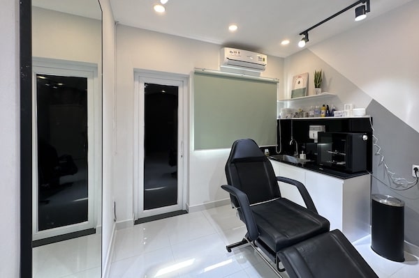 Xỏ khuyên tai cho bé  sơ sinh và 3 thứ mẹ cần chuẩn bị