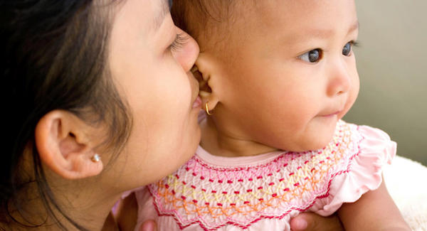 Xỏ khuyên tai cho bé  sơ sinh và 3 thứ mẹ cần chuẩn bị