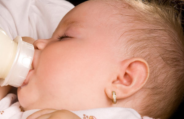 Xỏ khuyên tai cho bé  sơ sinh và 3 thứ mẹ cần chuẩn bị
