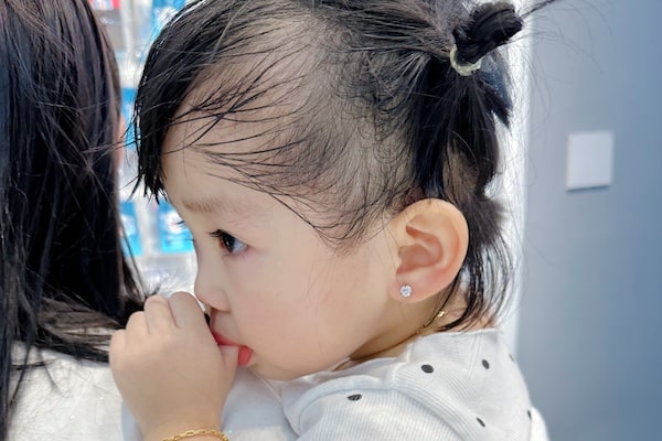 Hình ảnh xỏ khuyên tai em bé 2/2023 - Shop TinyBox 
