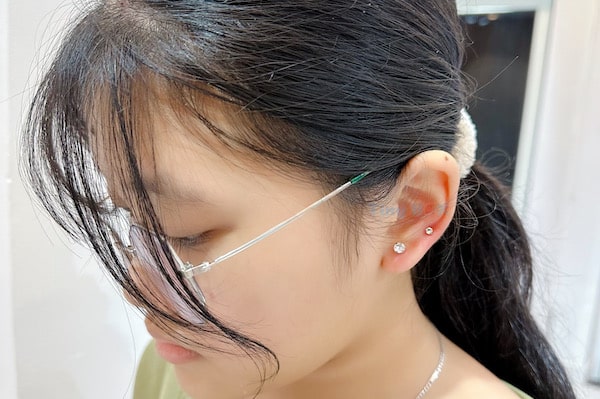 Hình ảnh xỏ khuyên tai em bé 2/2023 - Shop TinyBox 