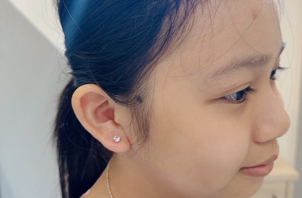 Hình ảnh xỏ khuyên tai em bé 2/2023 - Shop TinyBox 