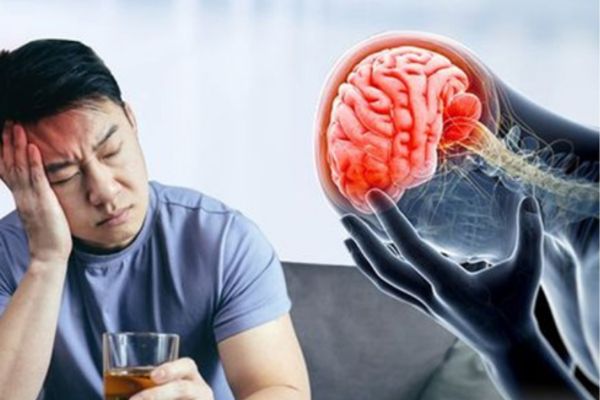 Xỏ khuyên uống bia được không?