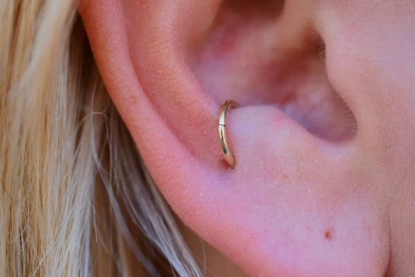 Xỏ khuyên vị trí Anti Tragus đau không?