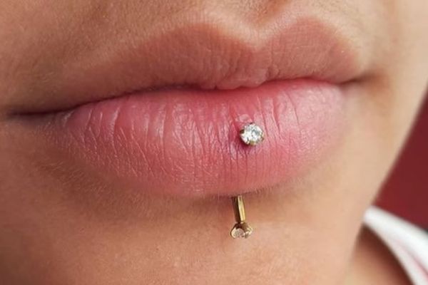 Xỏ môi bị chảy máu phải làm sao?