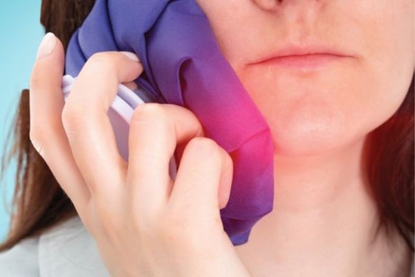 Xỏ môi bị chảy máu phải làm sao?