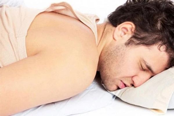Xỏ môi bị chảy máu phải làm sao?