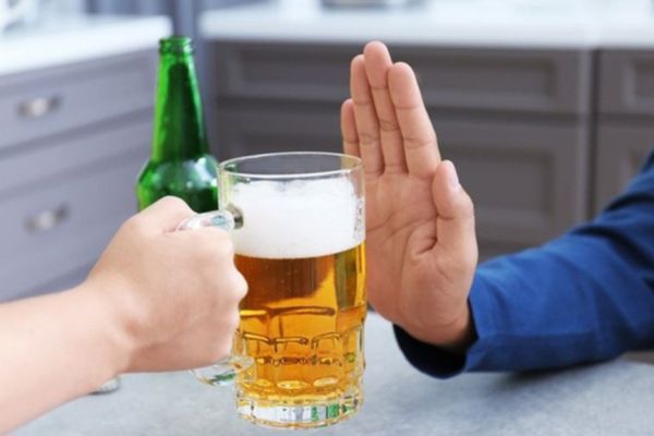 Xỏ môi bị chảy máu phải làm sao?