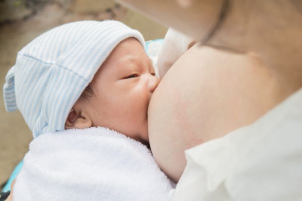 Xỏ núm vú có ảnh hưởng đến việc cho con bú không?
