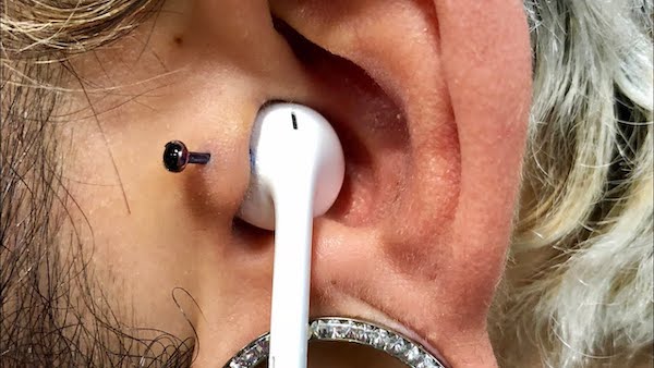 Xỏ Tragus đeo tai nghe được không?