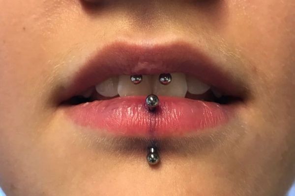 Xỏ vertical labret có đau không?
