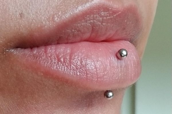 Xỏ vertical labret có đau không?