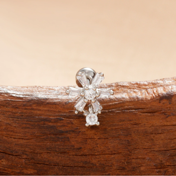 Khuyên tai hoa trắng 6 cánh / Hợp kim